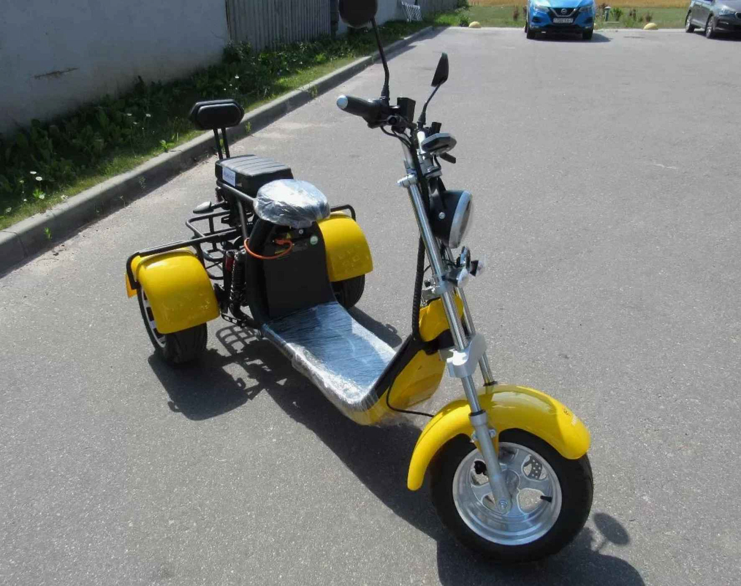Электроскутер YAKAMA AP-H009-23 золотой